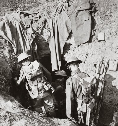 Unsere Truppen nutzen einen deutschen Unterstand, der im großen alliierten Vormarsch in Bayaume im August 1918 erobert wurde von English Photographer